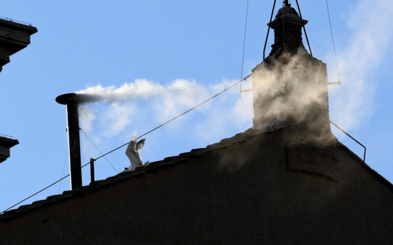 Salió humo blanco: Cardenales eligen al nuevo papa en la cuarta votación
