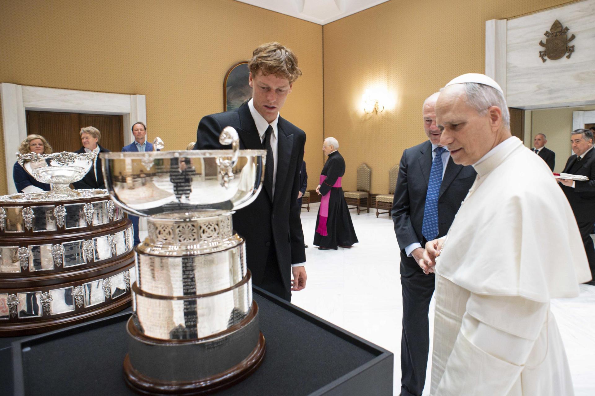 Una fotografía proporcionada por los medios de comunicación del Vaticano muestra al tenista italiano Jannik Sinner (izq.) reunido con el Papa León XIV en la Ciudad del Vaticano, el 14 de mayo de 2025. (Papa, Tenis) EFE/EPA/VATICAN MEDIA 