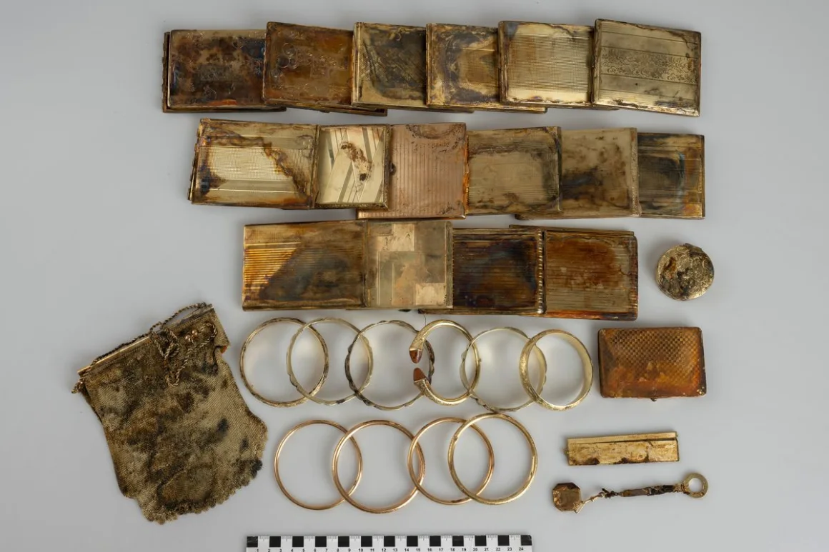 Algunas cajas de puros aún permanecen cerradas, y la composición exacta del metal aún no se ha determinado. Museo de Bohemia Oriental.