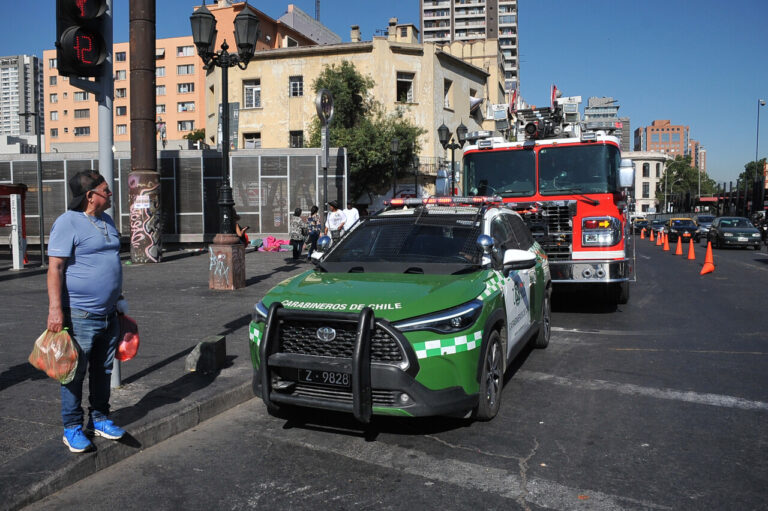 Reportan olor a gas en varios puntos del centro de Santiago: Bomberos realiza inspecciones