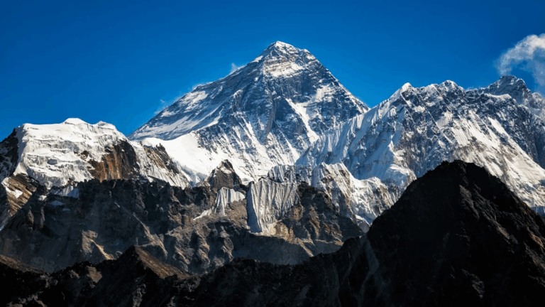 Por qué las personas están usando gas xenón para escalar el monte Everest en una semana: Médicos lo consideran peligroso