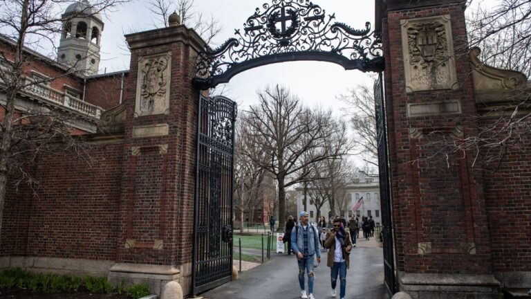 El Gobierno de Trump da marcha atrás con Harvard… al menos por un mes