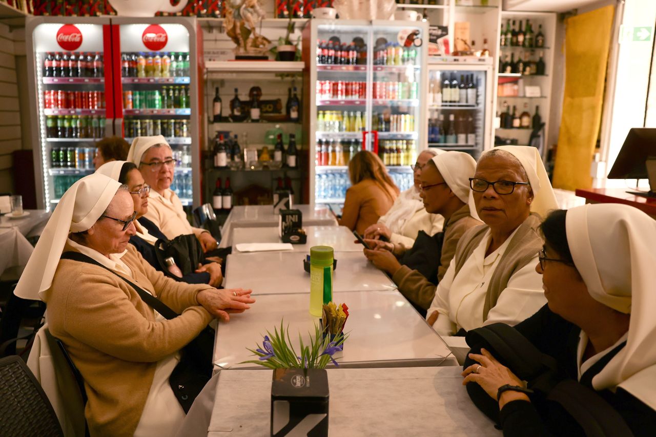 Las monjas se sientan en un café el jueves. Jakub Porzycki/NurPhoto/Getty Images