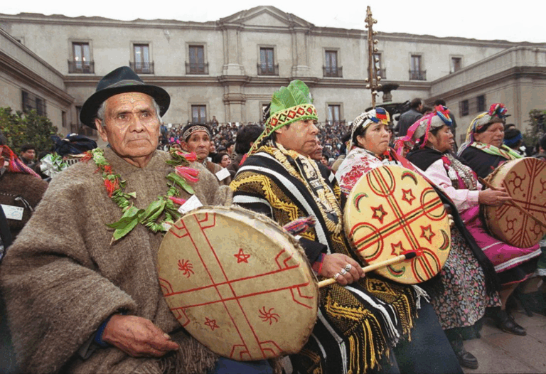 De la disminución de la violencia hasta la Comisión para la Paz: El agridulce balance del Gobierno con los pueblos indígenas