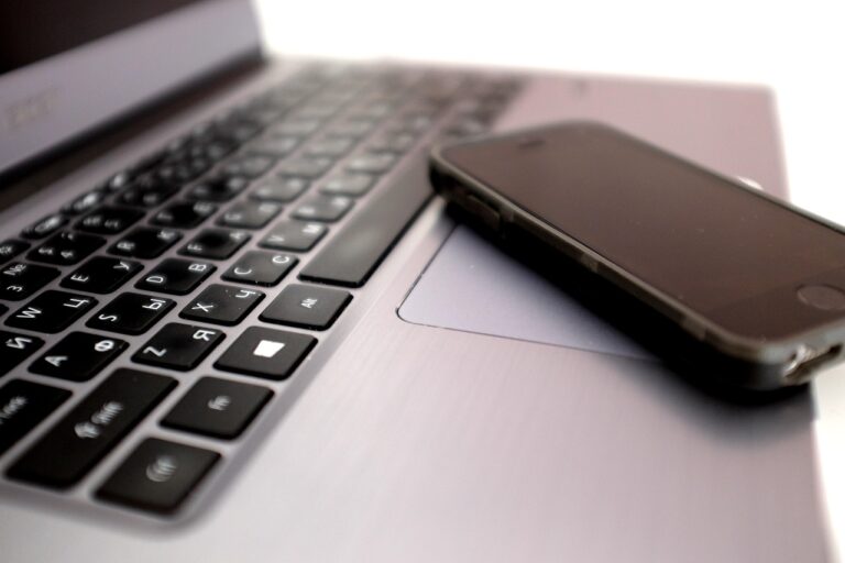 Sernac denuncia ante la justicia a tienda por responder con insultos y de forma discriminatoria a los clientes