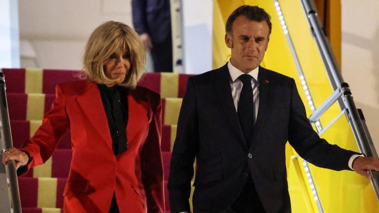 Macron desestima un video viral que lo muestra recibiendo un aparente empujón de su esposa