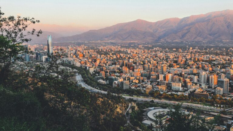Santiago destaca en ranking mundial de ciudades globales de Oxford Economics