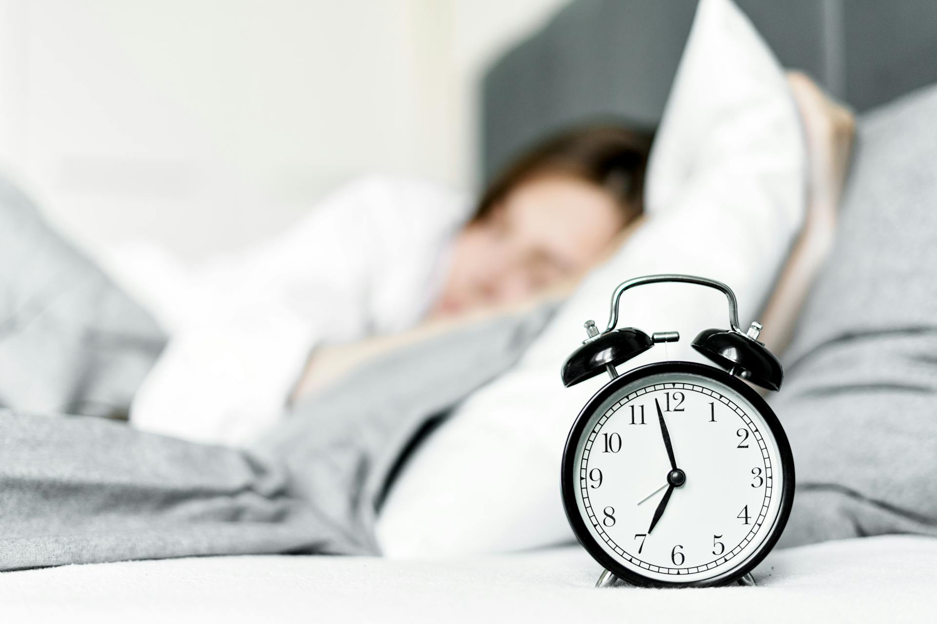 ¿Es bueno posponer la alarma del despertador? Esto dice la ciencia/Pexels