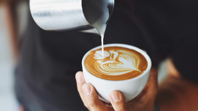 ¿Cuántas tazas de café consumen los chilenos? Esto reveló un estudio