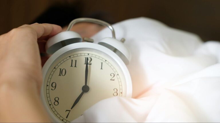 ¿Es bueno para la salud posponer la alarma en las mañanas? Nuevo estudio sugiere que podría 