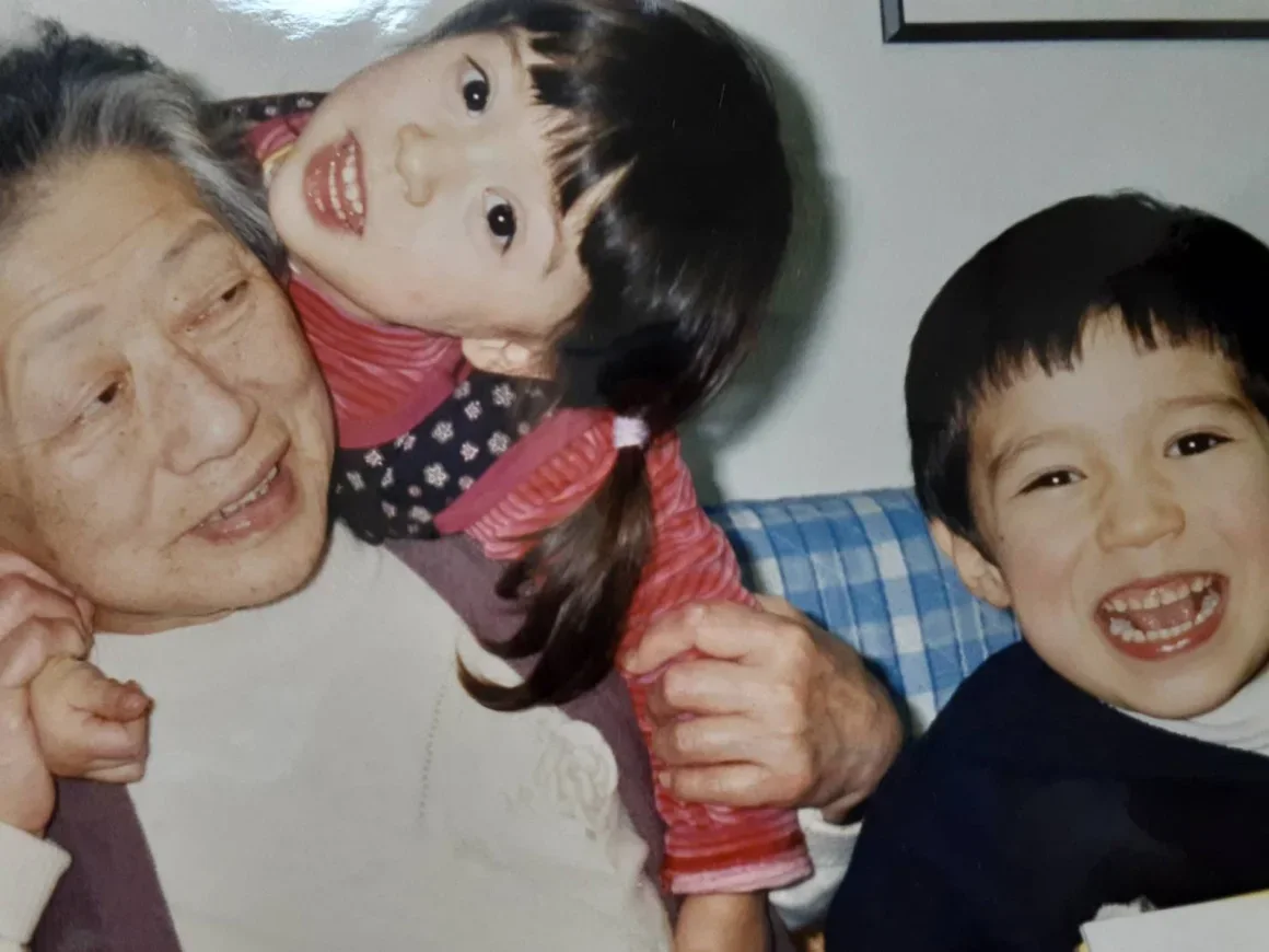 “Mi hermana y yo aprendimos desde muy temprana edad a cambiar de idioma”, recuerda Yuji Beleza. Cortesía Yuji Beleza