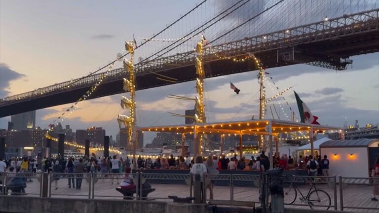 Dos muertos y decenas de heridos tras impactante choque de velero de la Marina de México contra el puente de Brooklyn