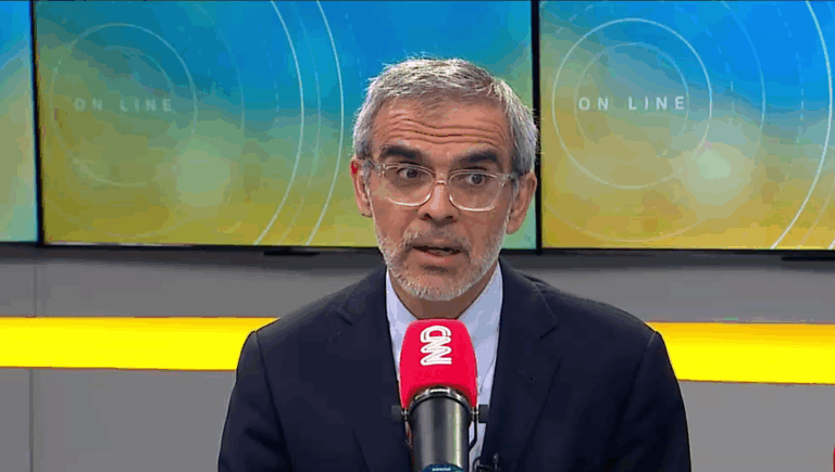 Ministro Cordero por funeral narco: “Puede parecer que la policía estaba escoltando, pero fue para evitar que se desviara”