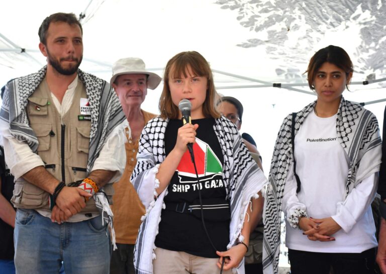 Greta Thunberg denuncia hostigamiento de drones israelíes contra embarcación humanitaria rumbo a Gaza
