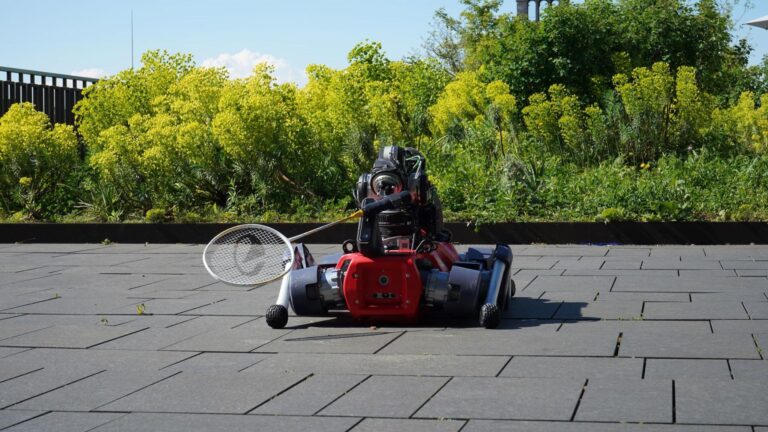 Crean robot que juega bádminton con humanos: Fue entrenado con cámaras y algoritmos de Inteligencia Artificial