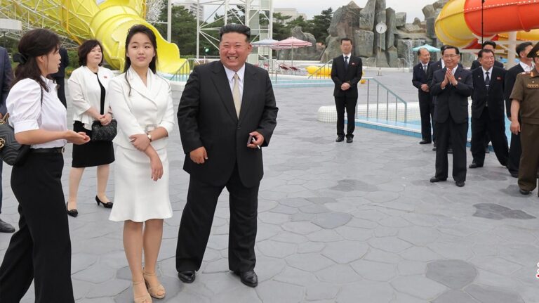 La esposa e hija del líder norcoreano Kim Jong-un reaparecen públicamente en la inauguración de un complejo turístico