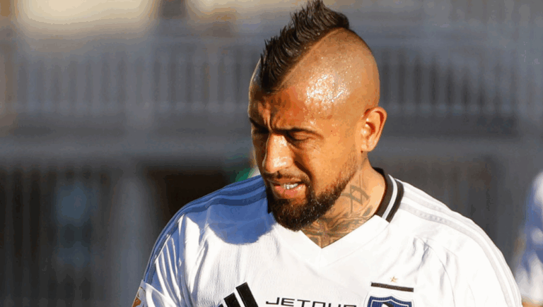 Podría quedarse sin otro Superclásico: Árbitro denuncia a Arturo Vidal y arriesga dura sanción