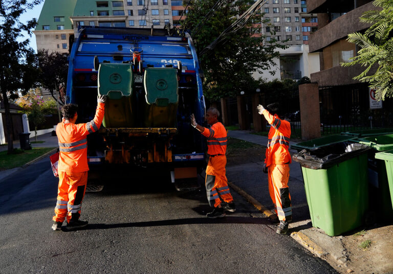 Emergencia química en Papudo: Explosión en camión de basura deja cinco intoxicados y obliga a cerrar calles