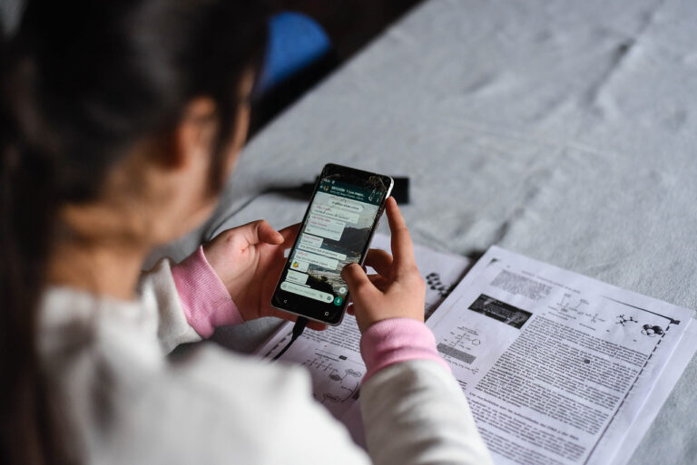 Experto en educación explica cómo el sobreconsumo digital afecta a los escolares: 