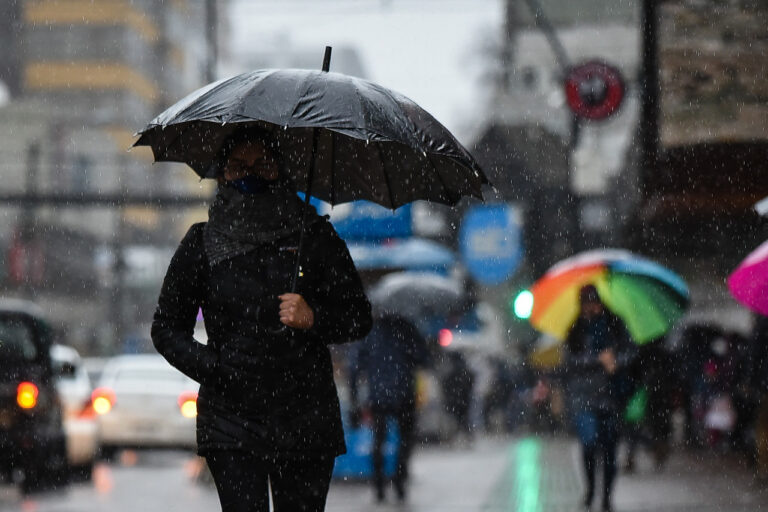 Dirección Meteorológica activa dos alertas por sistema frontal: ¿Cuáles son y a qué regiones afectará?