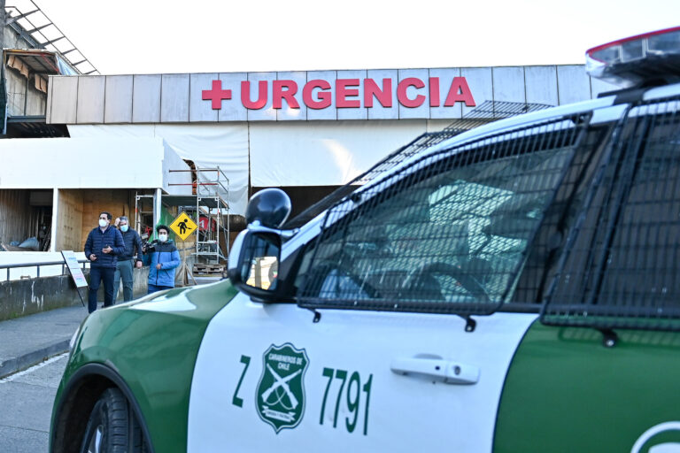 Denunciado por violencia intrafamiliar aparece baleado tras huir y chocar en Cerro Navia