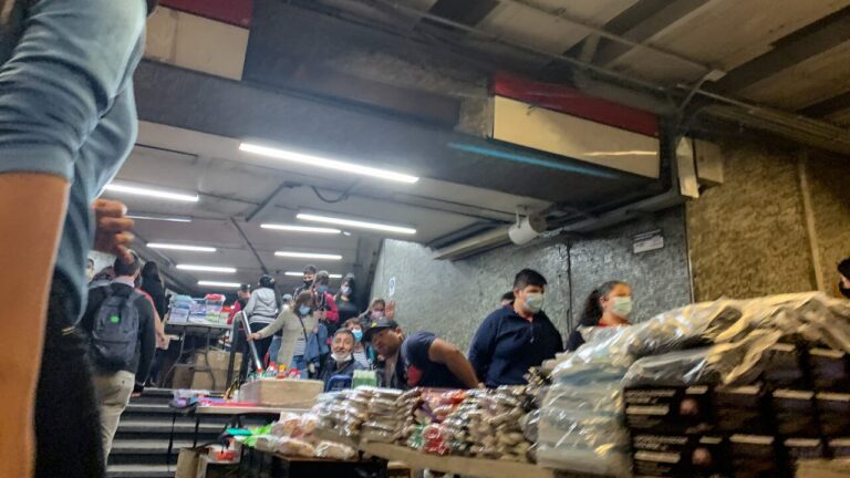 Para combatir el comercio ambulante: Metro prohibirá ingreso de carros y 