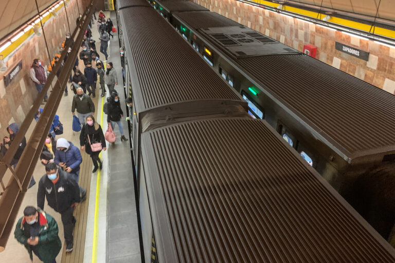 Metro de Santiago normaliza servicio en Línea 2 tras cerrar por persona en la vía