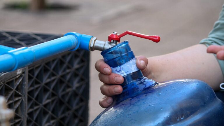Corte de agua afectará a seis comunas de la Región Metropolitana y durará 36 horas: Revisa los puntos de abastecimiento