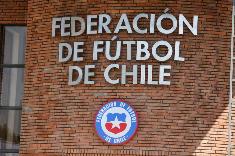 “Se advirtió…”: Federación de Fútbol de Chile se defiende tras caos en aeropuerto y responsabiliza a la AFA
