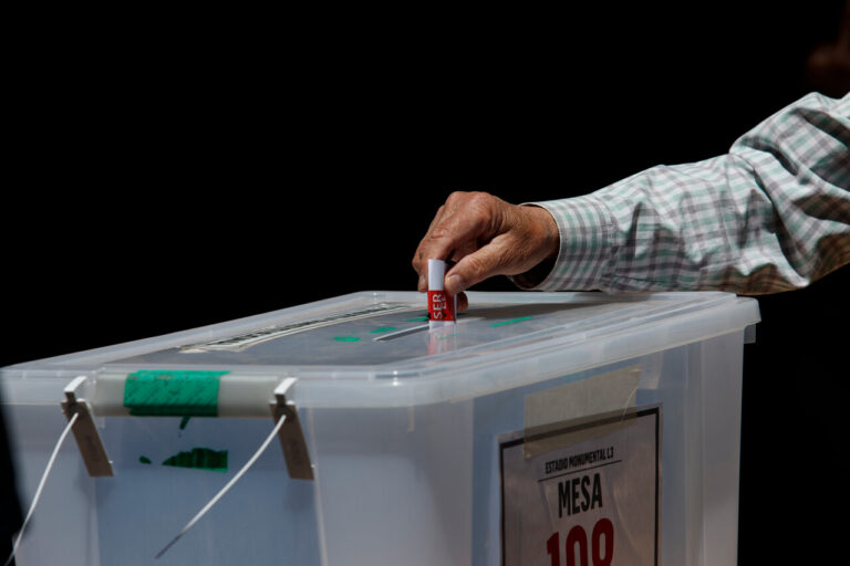 Diputados presentan reforma constitucional para prohibir voto extranjero en elecciones presidenciales de forma permanente