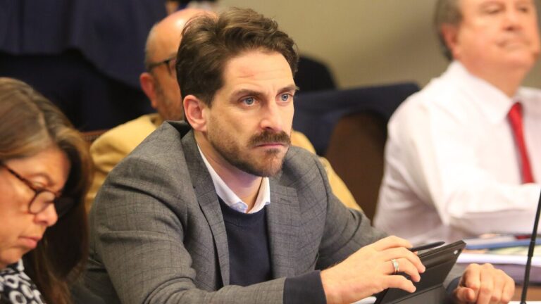 Gonzalo Winter denuncia robo de equipos electrónicos en Valdivia: Son 