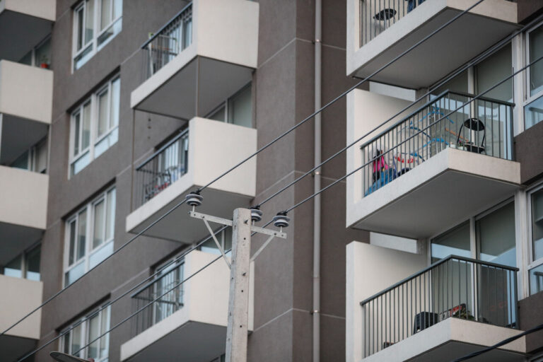 Ley Valentín: Proyecto busca exigir medidas de seguridad en edificios tras caída fatal de niño en San Pedro de la Paz