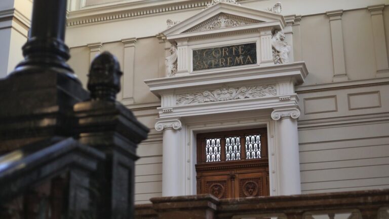 Colegio deberá indemnizar con $25 millones a apoderada de alumna que sufrió bullying: Corte Suprema confirmó fallo