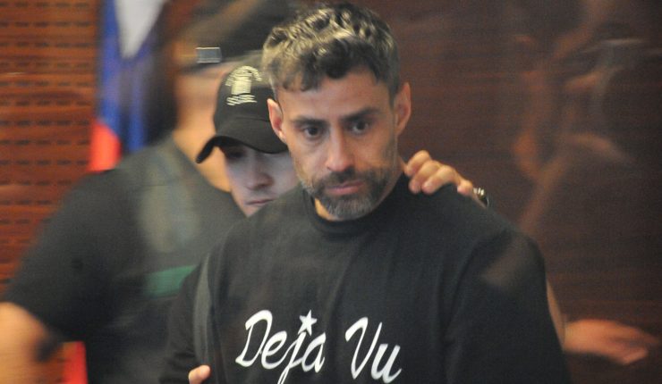 Para acompañar a su hija a una graduación: Valdivia solicita permiso para suspender medidas cautelares y viajar a España