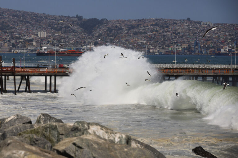 Emiten aviso de marejadas para las costas de Chile: ¿Cuándo ocurrirá el fenómeno y qué zonas afectará?