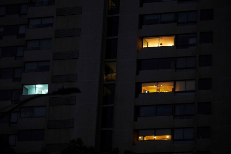 Revisa los cortes de luz en Santiago: ¿Qué comunas están sin suministro eléctrico?