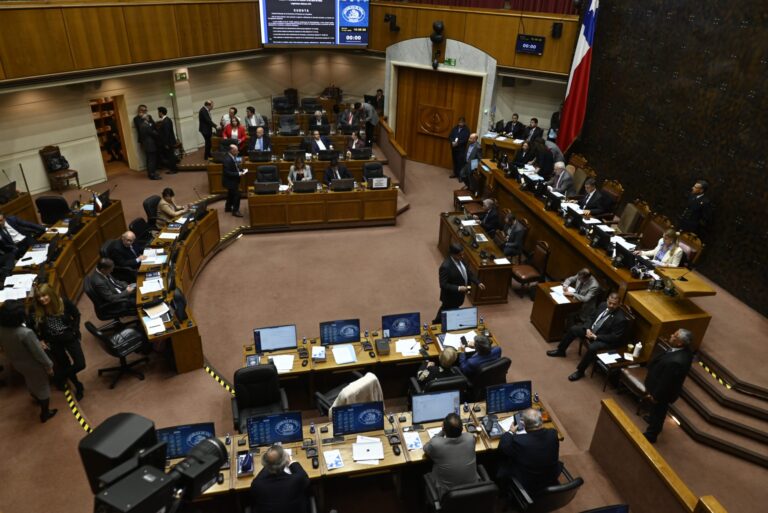 Los 14 funcionarios del Senado en la mira por licencias médicas: Habrían realizado 20 viajes fuera del país