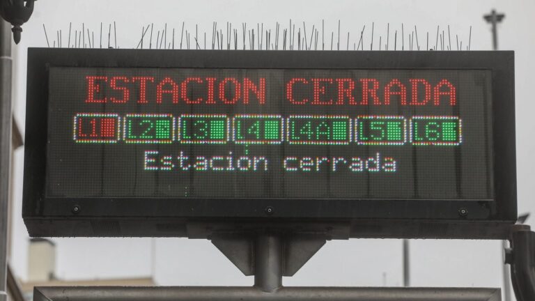 Metro de Santiago restablece servicio en Línea 1 tras emergencia por presencia de persona en la vía