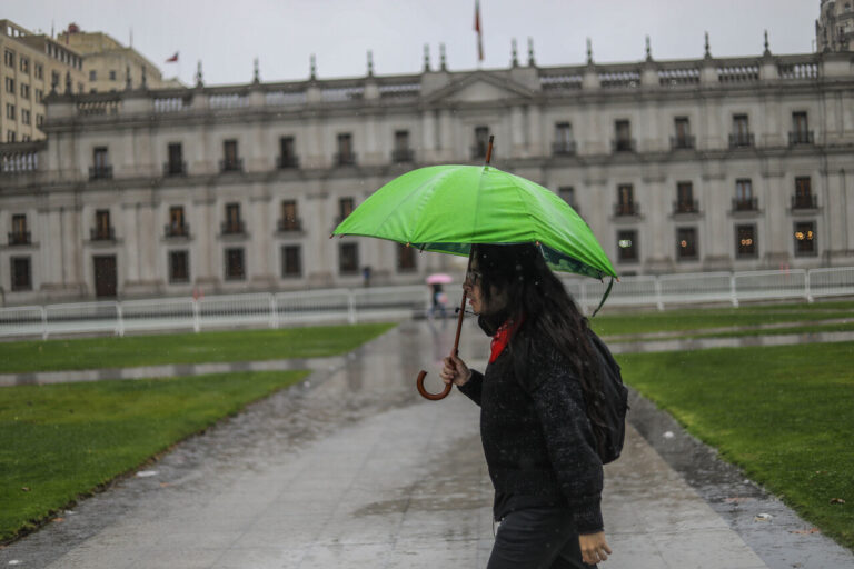 Senapred declara alerta temprana preventiva para la Región Metropolitana por lluvias y viento