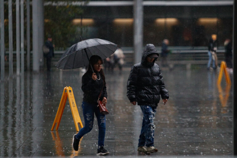 Metro informa que trenes circulan con velocidad reducida debido a la lluvia en Santiago