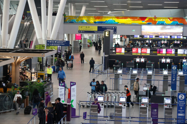 MOP anuncia megaproyecto para modernizar el Aeropuerto de Santiago: Incluye tercer terminal, un tren interno y más