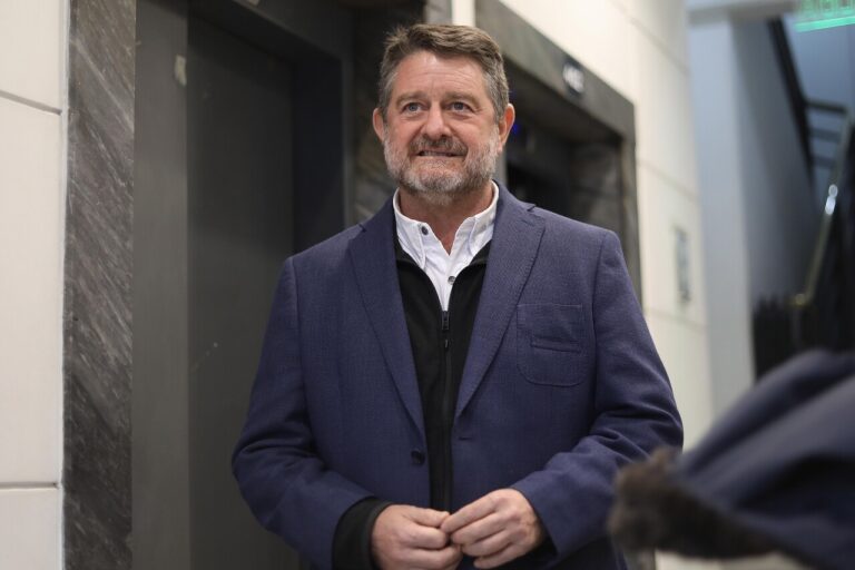 Allanan domicilio del gobernador Claudio Orrego por presunto uso de fondos públicos en su campaña de reelección