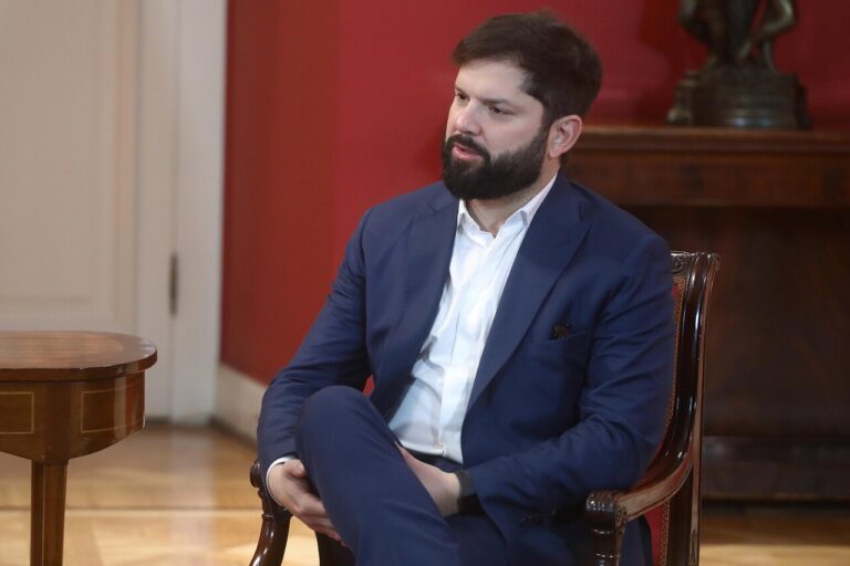 Se tomará postnatal, pero continuará monitoreando agenda nacional: El cronograma del Presidente Boric tras nacimiento de su hija