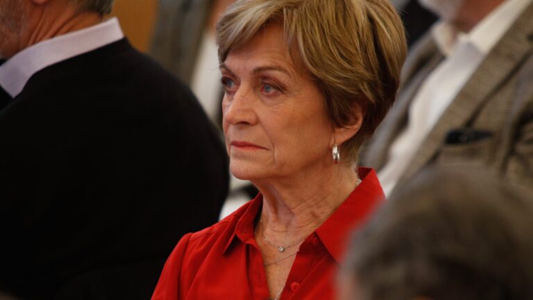 Evelyn Matthei manifiesta preocupación por acciones de la CUT y el Colegio de Profesores contra Contraloría