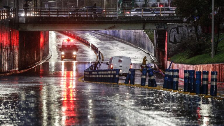 Sistema frontal en la Región Metropolitana: Estos son los sectores con acumulación de agua