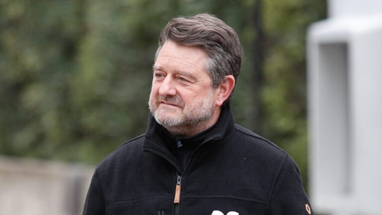 Claudio Orrego vota en primarias y afirma que se referirá “cuando corresponda” a investigación por informe de Contraloría