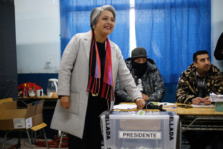 Jeannette Jara tras votar: “Quien gane la primaria será candidata de una coalición amplia, no de un solo partido”