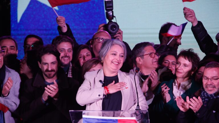 “Estoy aquí con mi corazón de mujer chilena”: Jeannette Jara celebra triunfo en primarias y llama a la unidad del progresismo