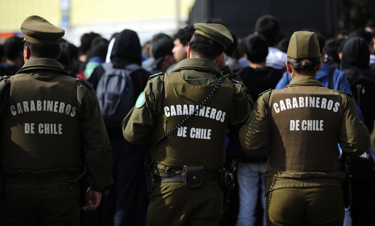 Revelan que Carabineros contrató a dos abogados de narcos para defender a funcionarios: Recibieron al menos $5 millones