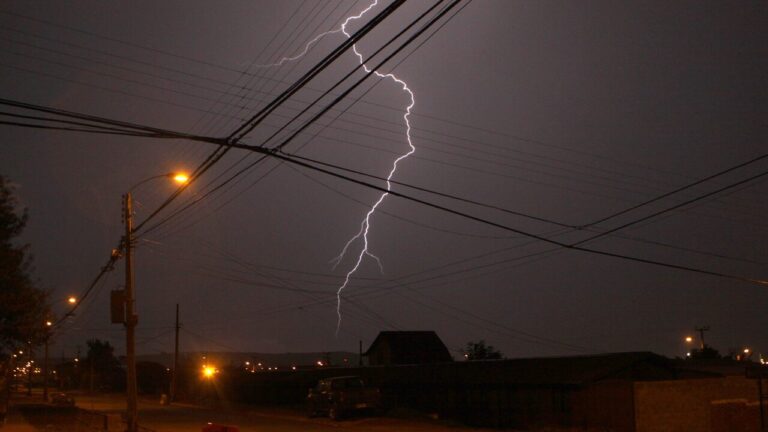 Posibles tormentas eléctricas y rachas de viento de hasta 40 km/h en la RM por sistema frontal